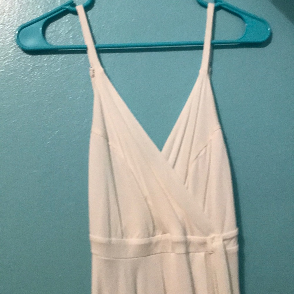 💞 WHITE ROMPER WITH V NECK AND OPEN BACK 💞